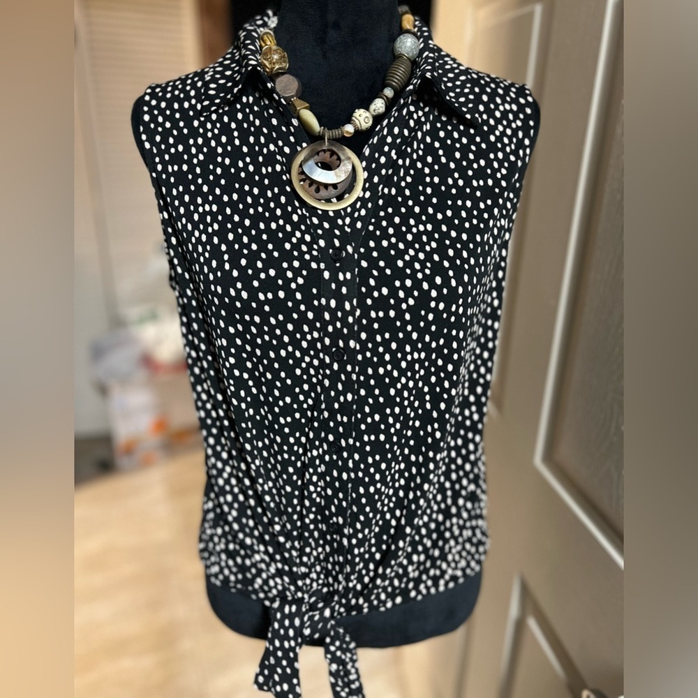 🖤🖤NWT-ADRIANNA PAPPEL BLACK V NECK POCK A DOT SLEEVELESS BLOUSE SZ S🖤🖤